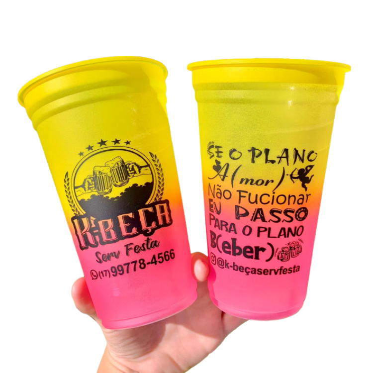 Copos descartáveis personalizados degradê em uso em evento